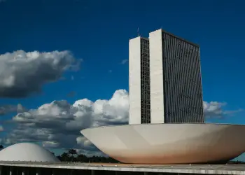 A cúpula menor, voltada para baixo, abriga o Plenário do Senado Federal. A cúpula maior, voltada para cima, abriga o Plenário da Câmara dos Deputados.