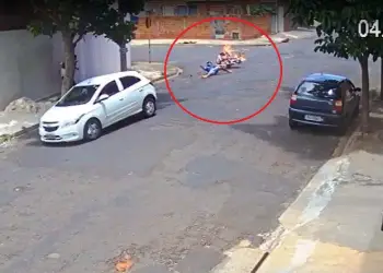 Após a batida, a moto pegou fogo e o motociclista foi arremessado no asfalto (Reprodução de vídeo)