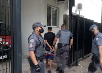 Envolvido em assalto foi levado para o plantão policial (Foto: Silvio Romeiro/ Araçatuba Acontece)