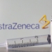 um tubo de ensaio etiquetado com a vacina é visto na frente do logotipo da AstraZeneca. REUTERS/Dado Ruvic/Illustration/File Photo