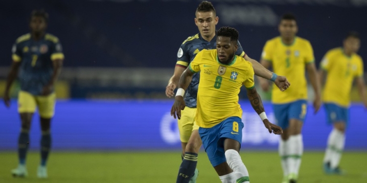 Brasil vence Colômbia no fim em duelo com gol polêmico