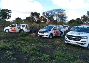 Corpo foi encontrado em área verde no bairro São José (Foto: Silvio Romeiro/ Araçatuba Acontece)