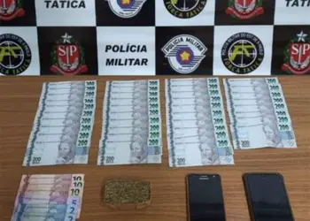 PM prende mulher com R$ 7 mil e tijolo de maconha