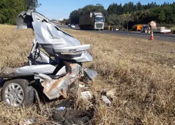 Carro ficou totalmente destruído em acidente na SP-310. Foto: Gustavo Porto/EPTV