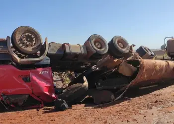 Caminhão tomba em estrada vicinal e mata homem de 31 anos​ em Junqueirópolis