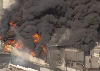 Incêndio em galpões no Jardim Califórnia, em Barueri, nesta quinta (26). — Foto: Reprodução/TV Globo