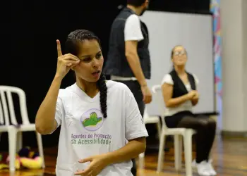 Rio de Janeiro - Tradução em Libras de encenação com temática inclusiva no lançamento de mais uma turma do projeto Agentes de Promoção da Acessibilidade, da ONG Escola de Gente, na Biblioteca Parque da Rocinha (Fernando Frazão/Agência Brasil)