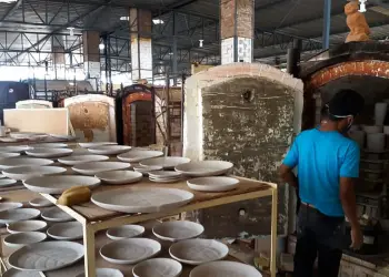 Os 34 artesãos que trabalham numa oficina que fica na região do parque também estão otimistas com o aumento do número de visitantes. Atualmente eles sustentam as famílias com o material que é produzido no local. São pratos, vasos, copos entre outros itens de argila que ganham desenhos rupestres. Antonio Marcos, que é o gerente de produção, acredita que com mais turistas vai ser possível ampliar a produção e empregar mais funcionários no local.