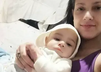 Geisa Estefanini, de 32 anos, e o filho Lucas Gabriel, de oito meses — Foto: Reprodução/Rede Sociais