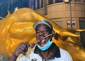 Ação em frente ao "Touro de Ouro" da Bolsa de Valores reuniu dezenas de pessoas no centro de São Paulo - Divulgação/SP Invisível