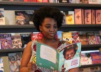 São Paulo - A pesquisadora Luciana Bento fala sobre a diversidade de livros infantis com protagonistas negros e escritos por autores não brancos no mercado editorial brasileiro, na livraria Mega Fauna. ( Foto: © Rovena Rosa/Agência Brasil)