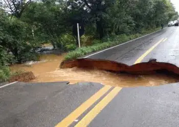 Trecho totalmente interditado da BR-349, na altura do km 831, entre Bom Jesus da Lapa e Santa Maria da Vitória, na Bahia - Departamento Nacional de Infraestrutura de Transportes - DNIT