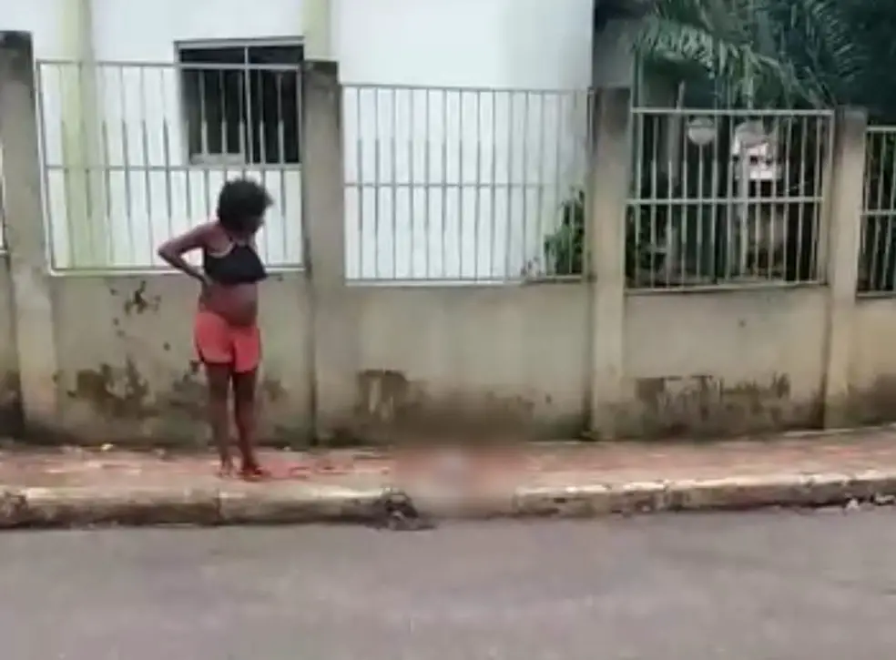 Mulher dá à luz em frente a maternidade de Rio Branco e bebê fica caída em calçada — Foto: Reprodução