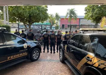 Policiais federais reunidos na frente da delegacia, em Araçatuba (SP), durante a operação desta quarta-feira