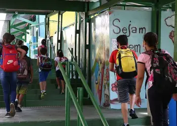 Alunos entrando em escola