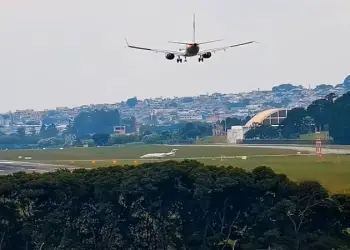 Avião arremeteu momentos antes de pousar no aeroporto (Reprodução/Canal SBGR LIVE)