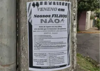 Cartaz antivacina em poste