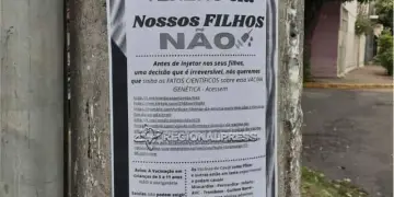 Cartaz antivacina em poste