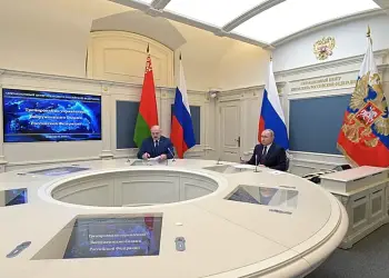 Putin e Alexander Lukashenko observam exercício militar