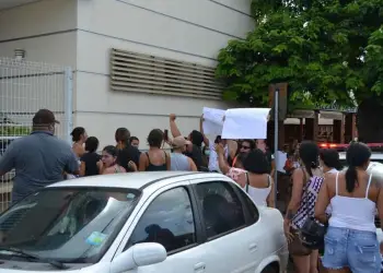 manifestantes pedem justiça pela morte de menina