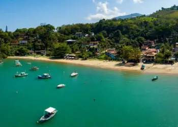 Praia grande, em Paraty (RJ)