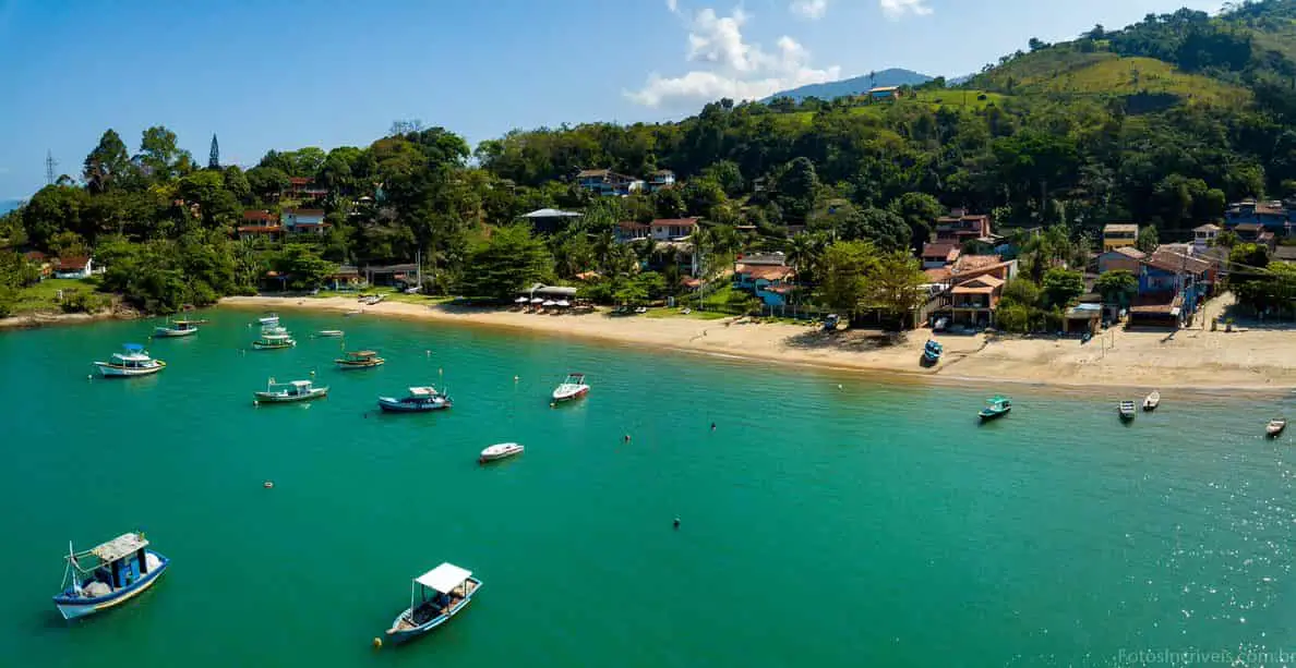 Praia grande, em Paraty (RJ)