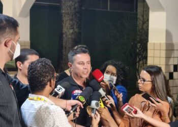 Delegado fala com a polícia