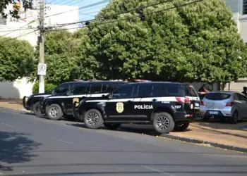 Viatura policial na frente da delegacia de Penápolis