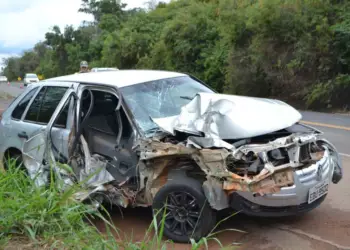 Carro destruído em acidente