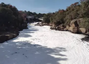 Rio Tietê volta a ficar coberto por espuma tóxica em Salto — Foto: Gilberto Esquerdo/Arquivo pessoal