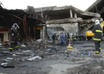 Bombeiros trabalham nas ruínas do prédio da TAM atingido pelo vôo 3054 à procura de vítimas, por 19/07/2007/Valter Campanato/Agência Brasil