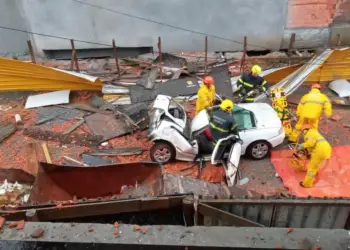 Carro atingido por coluna de concreto