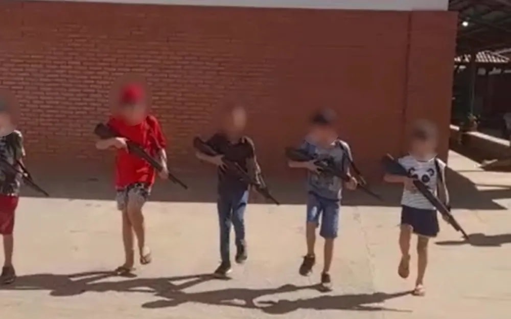 Crianças marcham e fazem exercícios militares em escola de Padre Bernardo, Goiás — Foto: Reprodução/TV Anhanguera