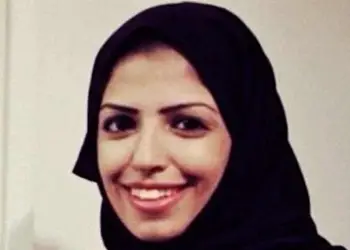 Salma al-Shehab estudava no Reino Unido e ao voltar para a Arábia Saudita, foi presa por ter Twitter, seguir e retuitar oposicionistas ao governo saudita Reprodução/Democracy Now