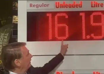 bolsonaro em posto de gasolina londres