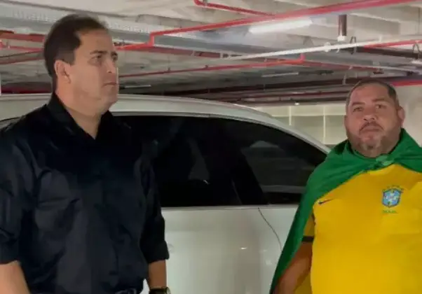 Após aposta, bolsonarista Júnior Gordinho (à direita) perdeu seu Volvo branco para o amigo petista Jailton Cardoso (à esquerda).
Foto: Reprodução/Instagram:@juniorgordinho_bolsonariano