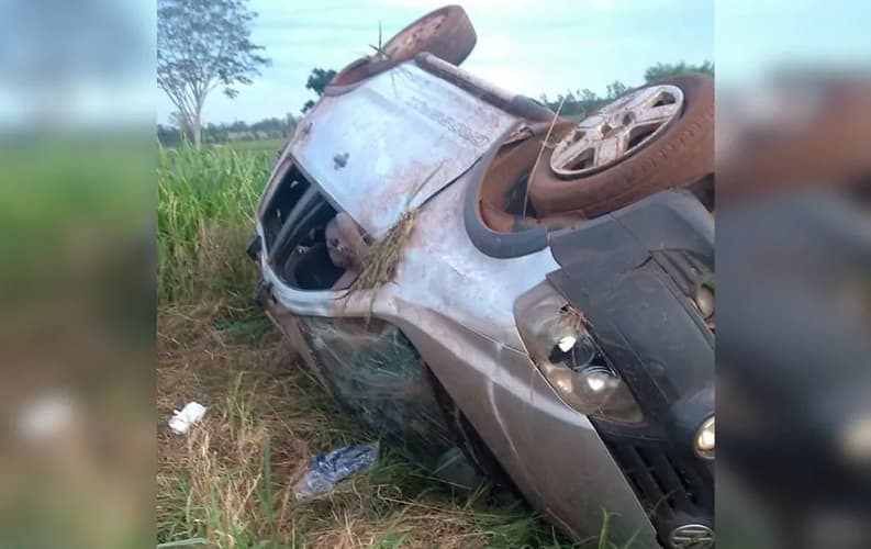 Carro capotou em estrada de Pereira Barreto (SP) — Foto: Arquivo pessoal