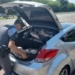 Carro sendo vistoriado pela polícia