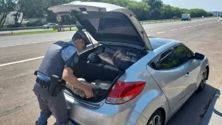 Carro sendo vistoriado pela polícia