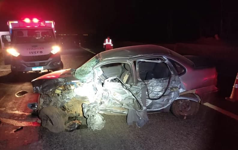 Acidente na BR-153 deixou carro destruído (Foto: Polícia Rodoviária Federal/Divulgação)