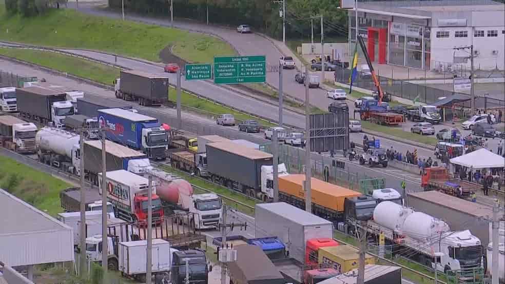 Caminhões em bloqueio de rodovia