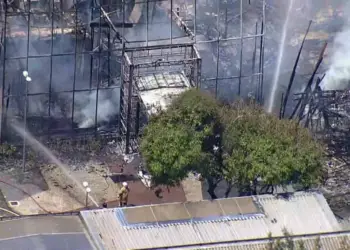 Bombeiros combatem chamas nos Estúdios Globo — Foto: Reprodução/TV Globo