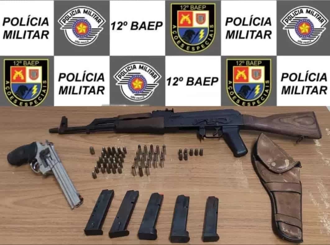 Fuzil, revólver, carregadores e munições apreendidos em Araçatuba (Foto: Divulgação)