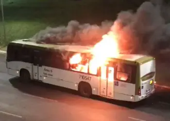 Manifestantes tentaram invadir na noite desta segunda-feira, 12, o prédio da Diretoria-Geral da Polícia Federal (Reprodução/Jovem Pan News)