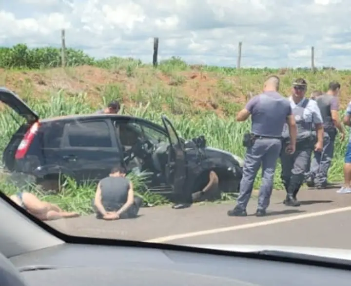 Momento em que casal foi preso após assalto (Foto: Rubens Melo para o RP10)