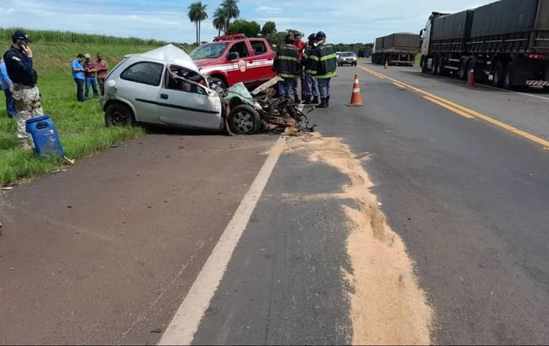 Carro ficou destruído após o acidente em Nova Granada — Foto: Polícia Rodoviária Federal/Divulgação