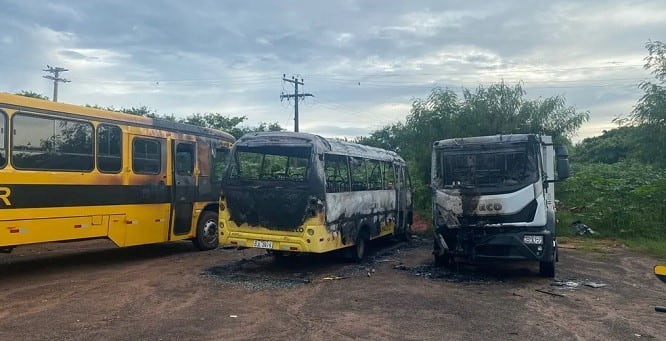 Veículos atingidos por incêndio em Barbosa — Foto: Arquivo pessoal