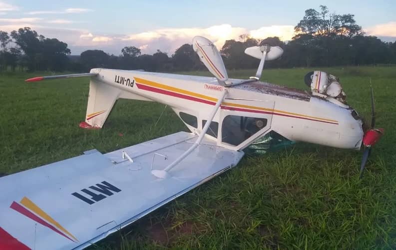 Avião de pequeno porte caiu às margens da rodovia Euclides da Cunha, entre Bálsamo e Tanabi (SP) — Foto: Tanabi Notícias/Divulgação