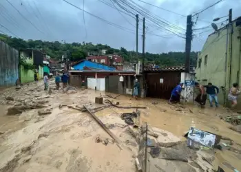 Ruas alagadas em São Sebastião