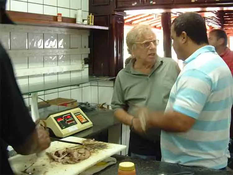 Juca Chaves esteve em Araçatuba em 2008. Na foto, conhecendo a cozinha de uma tradicional churrascaria da época  (Foto: Fábio Ishizawa)